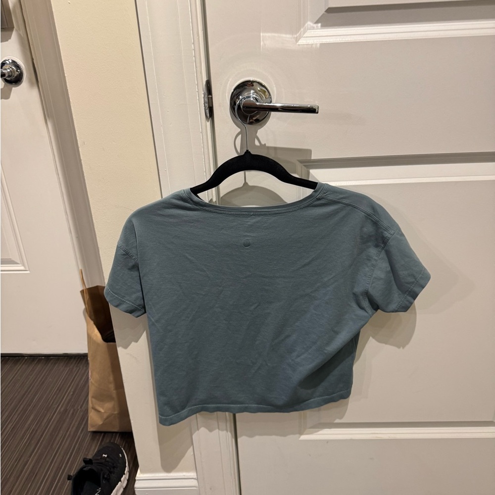 Women's LULULEMON Blue Crop Top